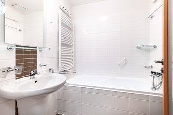 Detail koupelny - Pronájem bytu 2+kk v osobním vlastnictví 47 m², Praha 5 - Smíchov