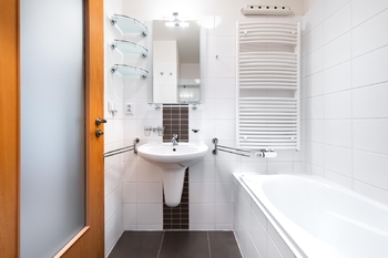 Koupelna s vanou a umyvadlem - Pronájem bytu 2+kk v osobním vlastnictví 47 m², Praha 5 - Smíchov