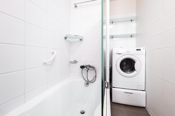 Vana disponuje sprchovou zástěnou - Pronájem bytu 2+kk v osobním vlastnictví 47 m², Praha 5 - Smíchov