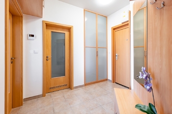 Předsíň disponuje velkým množstvím úložných prostor - Pronájem bytu 2+kk v osobním vlastnictví 47 m², Praha 5 - Smíchov