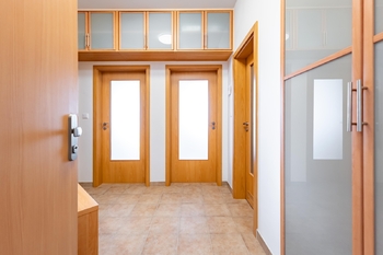 Vstupní předsíň bytu - Pronájem bytu 2+kk v osobním vlastnictví 47 m², Praha 5 - Smíchov
