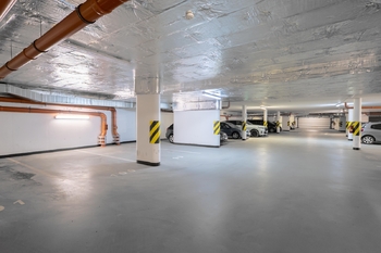 Podzemní garáže domu - Pronájem bytu 2+kk v osobním vlastnictví 47 m², Praha 5 - Smíchov