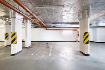 Parkovací stání v suterénu domu - Pronájem bytu 2+kk v osobním vlastnictví 47 m², Praha 5 - Smíchov