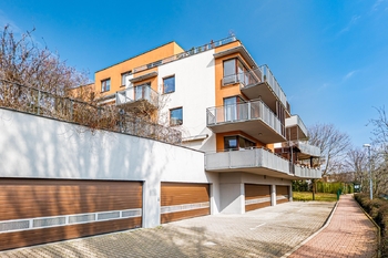 Pohled na dům a jeho okolí - Pronájem bytu 2+kk v osobním vlastnictví 47 m², Praha 5 - Smíchov