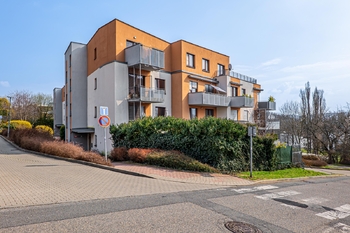 Pohled na dům z ulice - Pronájem bytu 2+kk v osobním vlastnictví 47 m², Praha 5 - Smíchov 