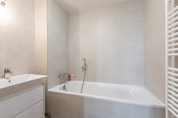 Koupelna I - Pronájem bytu 3+kk v osobním vlastnictví 110 m², Praha 4 - Modřany