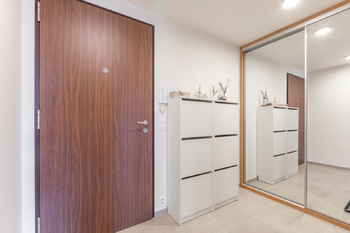 Vstupní dveře - Pronájem bytu 3+kk v osobním vlastnictví 110 m², Praha 4 - Modřany