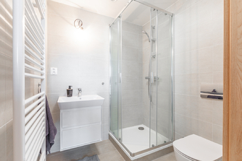 Koupelna II - Pronájem bytu 3+kk v osobním vlastnictví 110 m², Praha 4 - Modřany