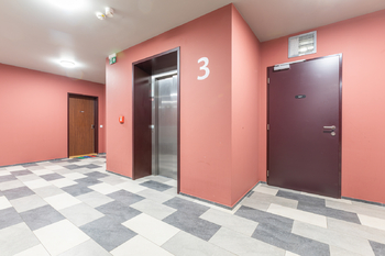 Výtah a vstup ke sklepům na patře - Pronájem bytu 3+kk v osobním vlastnictví 110 m², Praha 4 - Modřany