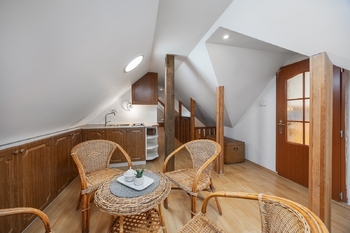Posezení s kuchyňským koutem v podkroví - Prodej chaty / chalupy 121 m², Petroupim