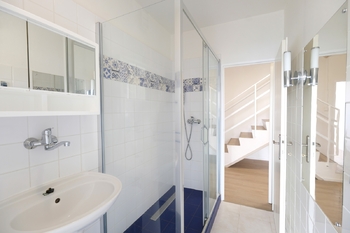 průchozí koupelna - Pronájem bytu 4+1 v osobním vlastnictví 80 m², Praha 4 - Krč