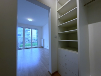 šatna s ložnicí - Pronájem bytu 4+kk v osobním vlastnictví 92 m², Kladno