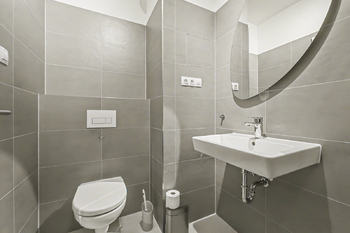 koupelna u ložnice - Pronájem bytu 4+kk v osobním vlastnictví 92 m², Kladno