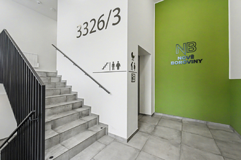 vstup do domu - Pronájem bytu 4+kk v osobním vlastnictví 92 m², Kladno