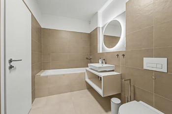 hlavní koupelna - Pronájem bytu 4+kk v osobním vlastnictví 92 m², Kladno