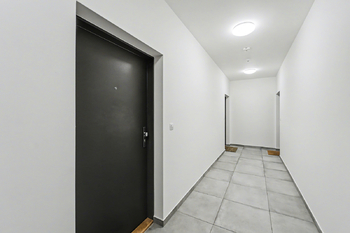 chodba v domě - Pronájem bytu 4+kk v osobním vlastnictví 92 m², Kladno