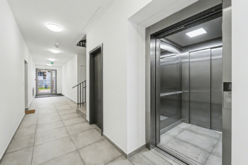 chodba v domě - Pronájem bytu 4+kk v osobním vlastnictví 92 m², Kladno