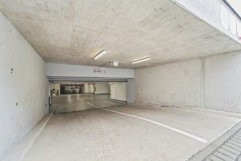 vjezd do garáže - Pronájem bytu 4+kk v osobním vlastnictví 92 m², Kladno