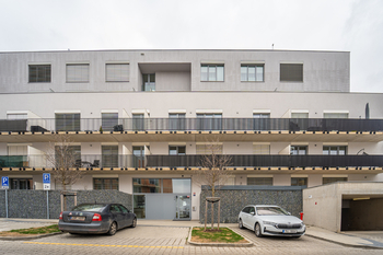 vstup do domu - Pronájem bytu 4+kk v osobním vlastnictví 92 m², Kladno