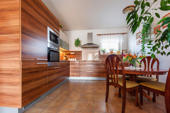 Výjimečný byt 3+kk s terasou, Popůvky, ul. Horní - Prodej bytu 3+kk v osobním vlastnictví 80 m², Popůvky