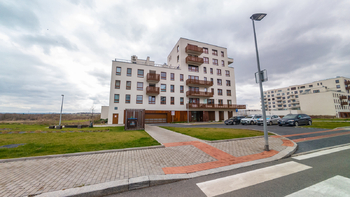 pohled na dům - Prodej bytu 3+kk v družstevním vlastnictví 100 m², Praha 10 - Dolní Měcholupy