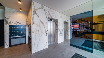 výtah - Prodej bytu 3+kk v družstevním vlastnictví 100 m², Praha 10 - Dolní Měcholupy