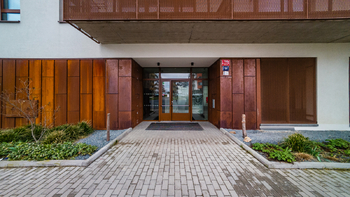 vchod - Prodej bytu 3+kk v družstevním vlastnictví 100 m², Praha 10 - Dolní Měcholupy