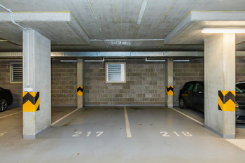 2 parkovací stání v garáži - Prodej bytu 3+kk v družstevním vlastnictví 100 m², Praha 10 - Dolní Měcholupy