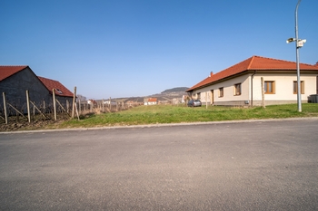 Prodej pozemku 1292 m², Perná