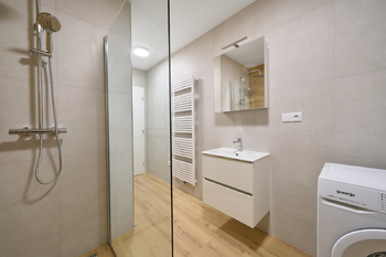 Koupelna - Pronájem bytu 3+kk v osobním vlastnictví 57 m², Hradec Králové