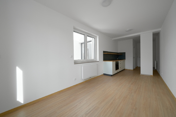 Pokoj s kuchyňským koutem - Pronájem bytu 1+kk v osobním vlastnictví 30 m², Hradec Králové