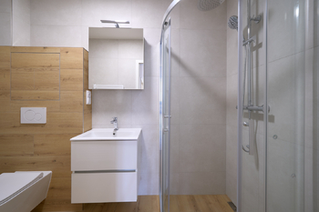 Koupelna - Pronájem bytu 1+kk v osobním vlastnictví 30 m², Hradec Králové