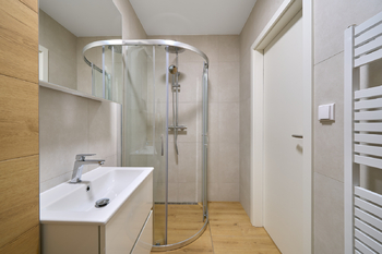 Koupelna - Pronájem bytu 1+kk v osobním vlastnictví 30 m², Hradec Králové