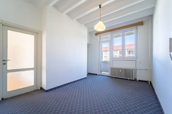 chodba s pohledem na lodžii - Prodej bytu 3+1 v osobním vlastnictví 93 m², Praha 10 - Strašnice