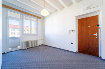 pohled na vstupní dveře - Prodej bytu 3+1 v osobním vlastnictví 93 m², Praha 10 - Strašnice