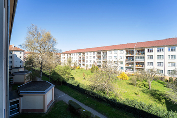 pohled z lodžie - Prodej bytu 3+1 v osobním vlastnictví 93 m², Praha 10 - Strašnice