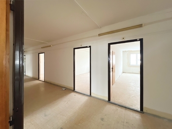 Prodej nájemního domu 1800 m², Kraslice