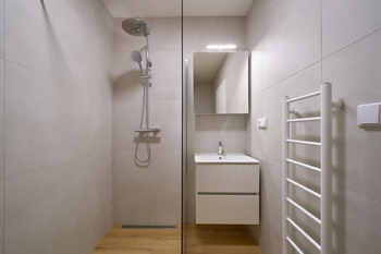 Koupelna - Pronájem bytu 1+kk v osobním vlastnictví 19 m², Hradec Králové