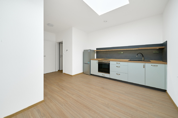 Pokoj s kuchyní  - Pronájem bytu 1+kk v osobním vlastnictví 19 m², Hradec Králové