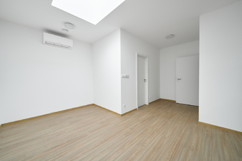 Pokoj s kuchyní  - Pronájem bytu 1+kk v osobním vlastnictví 19 m², Hradec Králové