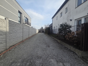 příjezdová cesta - Prodej domu 180 m², České Budějovice