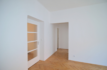 obývací pokoj 23,2 m2, vstup do vedlejší ložnice - Pronájem bytu 3+1 v osobním vlastnictví 78 m², Praha 8 - Libeň