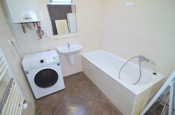 koupelna 4,9 m2  - Pronájem bytu 3+1 v osobním vlastnictví 78 m², Praha 8 - Libeň