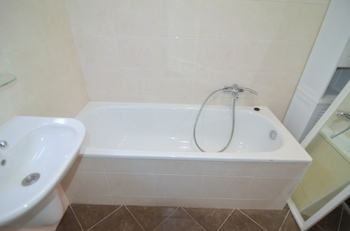 koupelna 4,9 m2  - Pronájem bytu 3+1 v osobním vlastnictví 78 m², Praha 8 - Libeň