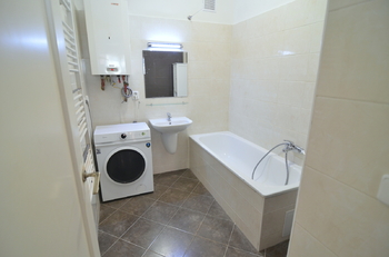 koupelna 4,9 m2  - Pronájem bytu 3+1 v osobním vlastnictví 78 m², Praha 8 - Libeň