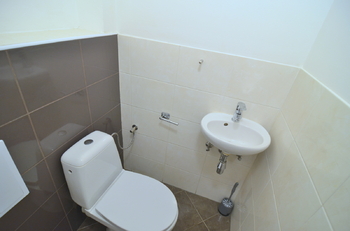 samostatné WC  1,3 m2 - Pronájem bytu 3+1 v osobním vlastnictví 78 m², Praha 8 - Libeň