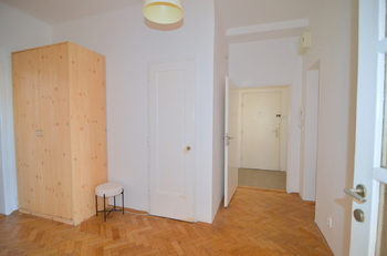 prostorná vstupní hala 13 m2 - Pronájem bytu 3+1 v osobním vlastnictví 78 m², Praha 8 - Libeň