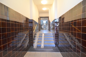 vstup do domu po několika schodech - Pronájem bytu 3+1 v osobním vlastnictví 78 m², Praha 8 - Libeň