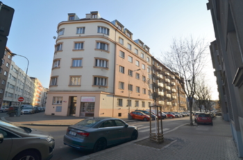 pohled na dům  - Pronájem bytu 3+1 v osobním vlastnictví 78 m², Praha 8 - Libeň