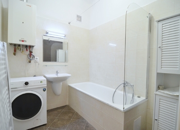 koupelna s vanou a pračkou 4,9 m2 - Pronájem bytu 3+1 v osobním vlastnictví 78 m², Praha 8 - Libeň